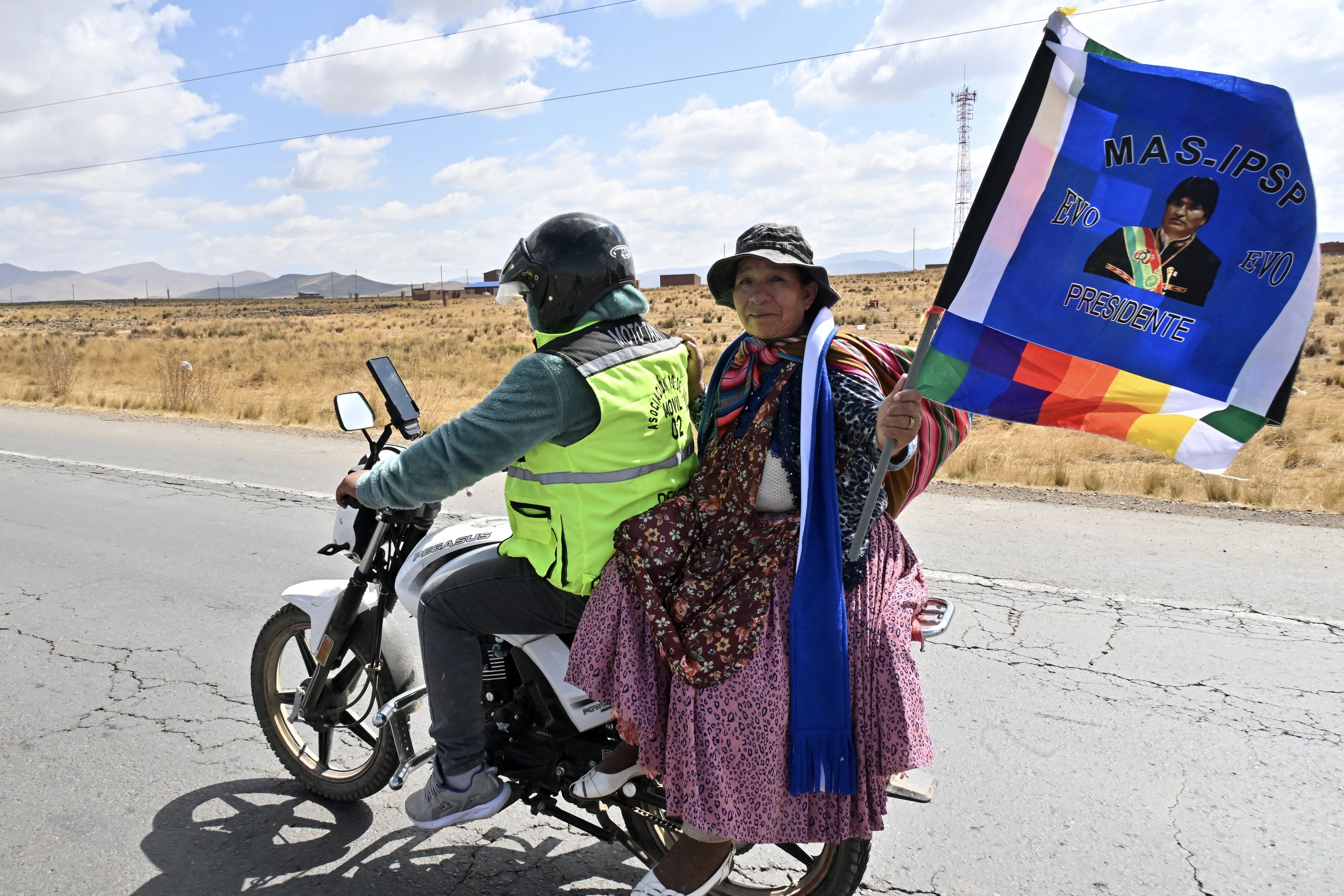 Um apoiador do ex-presidente da Bolívia, Evo Morales, agita uma bandeira durante a chamada Marcha para Salvar a Bolívia contra o líder esquerdista Luis Arce, em Caracollo, província de Oruro, 200 km ao sul de La Paz, Bolívia, em 17 de setembro de 2024. Ex-presidente Evo Morales, que acusa o presidente Luis Arce de usar os poderes judiciário e eleitoral para bloquear a sua candidatura presidencial, iniciou uma marcha até La Paz junto com vários milhares de seus apoiadores, enquanto o governo insistia em esforços conspiratórios