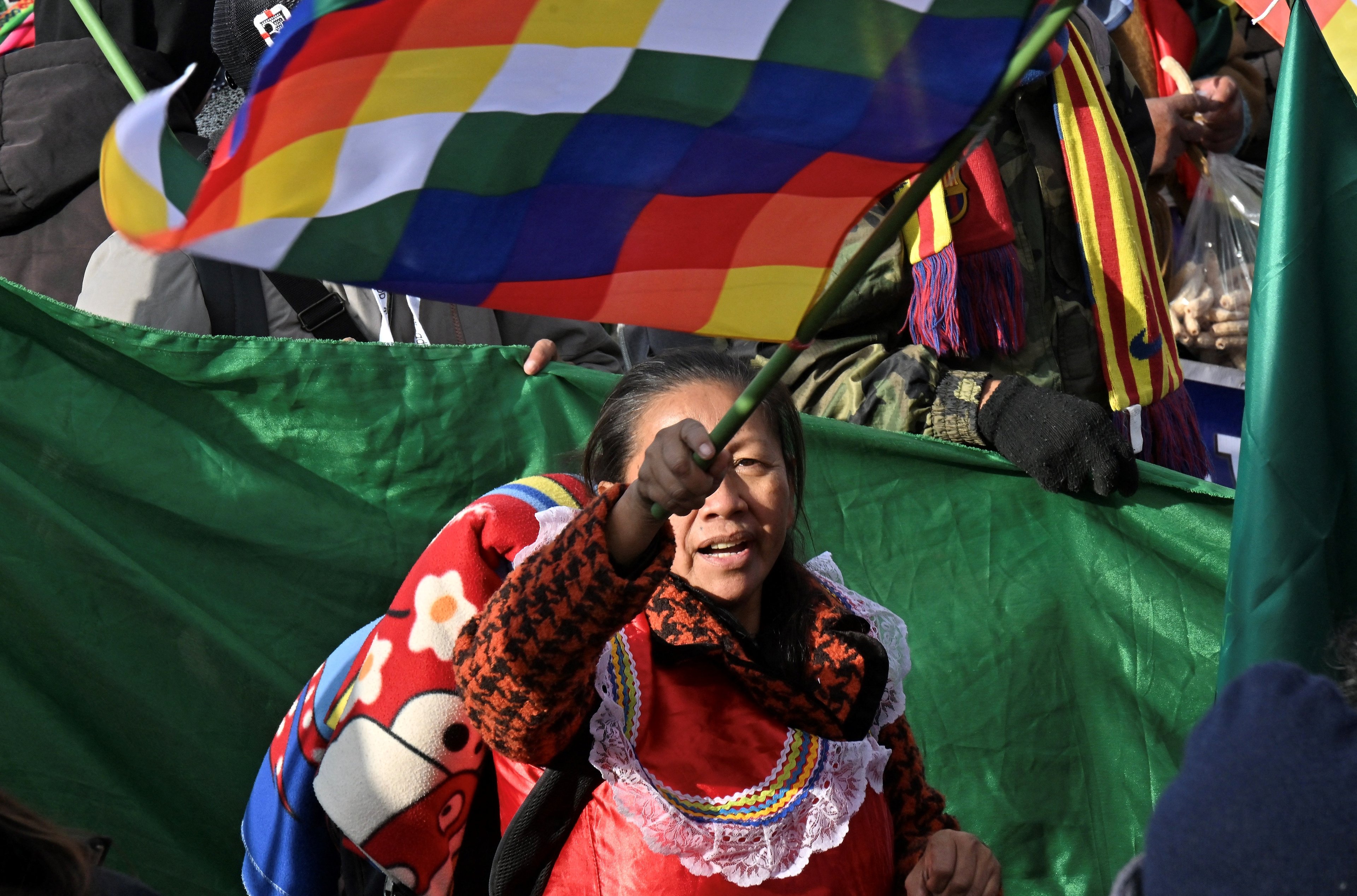 Um apoiador do ex-presidente da Bolívia, Evo Morales, agita uma bandeira durante a chamada Marcha para Salvar a Bolívia contra o líder esquerdista Luis Arce, em Caracollo, província de Oruro, 200 km ao sul de La Paz, Bolívia, em 17 de setembro de 2024. Ex-presidente Evo Morales, que acusa o presidente Luis Arce de usar os poderes judiciário e eleitoral para bloquear a sua candidatura presidencial, iniciou uma marcha até La Paz junto com vários milhares de seus apoiadores, enquanto o governo insistia em esforços conspiratórios