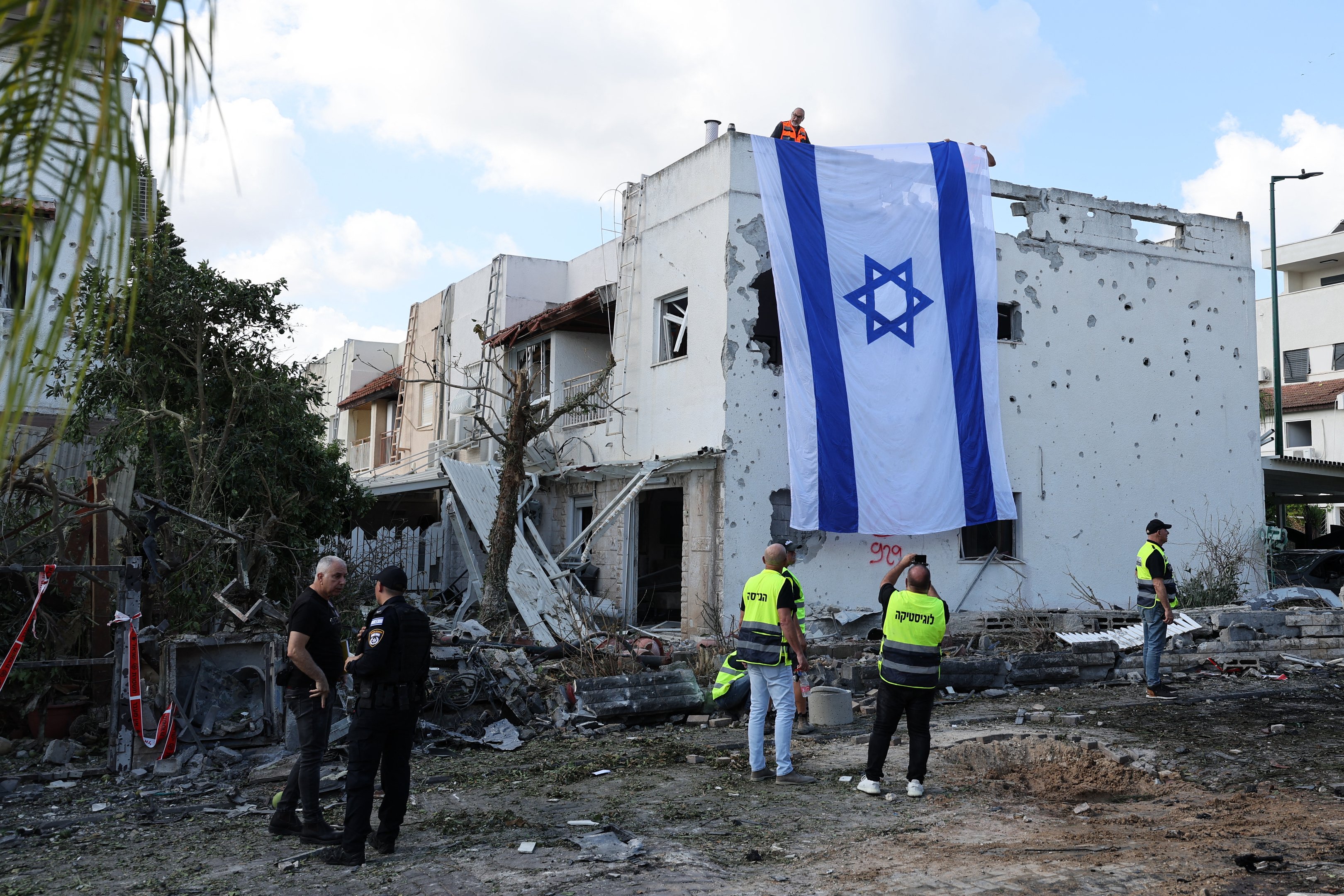 Bandeira de Israel em área atacada pelo Hezbollah no distrito de Haifa, em 22 de setembro