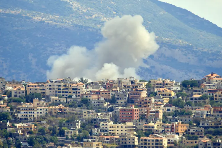 Israel bombardeia o sul do Líbano desde à noite da última quinta-feira; Hezbollah respondeu e exército de Israel pediu 'cautela' aos cidadãos. (AFP/AFP)