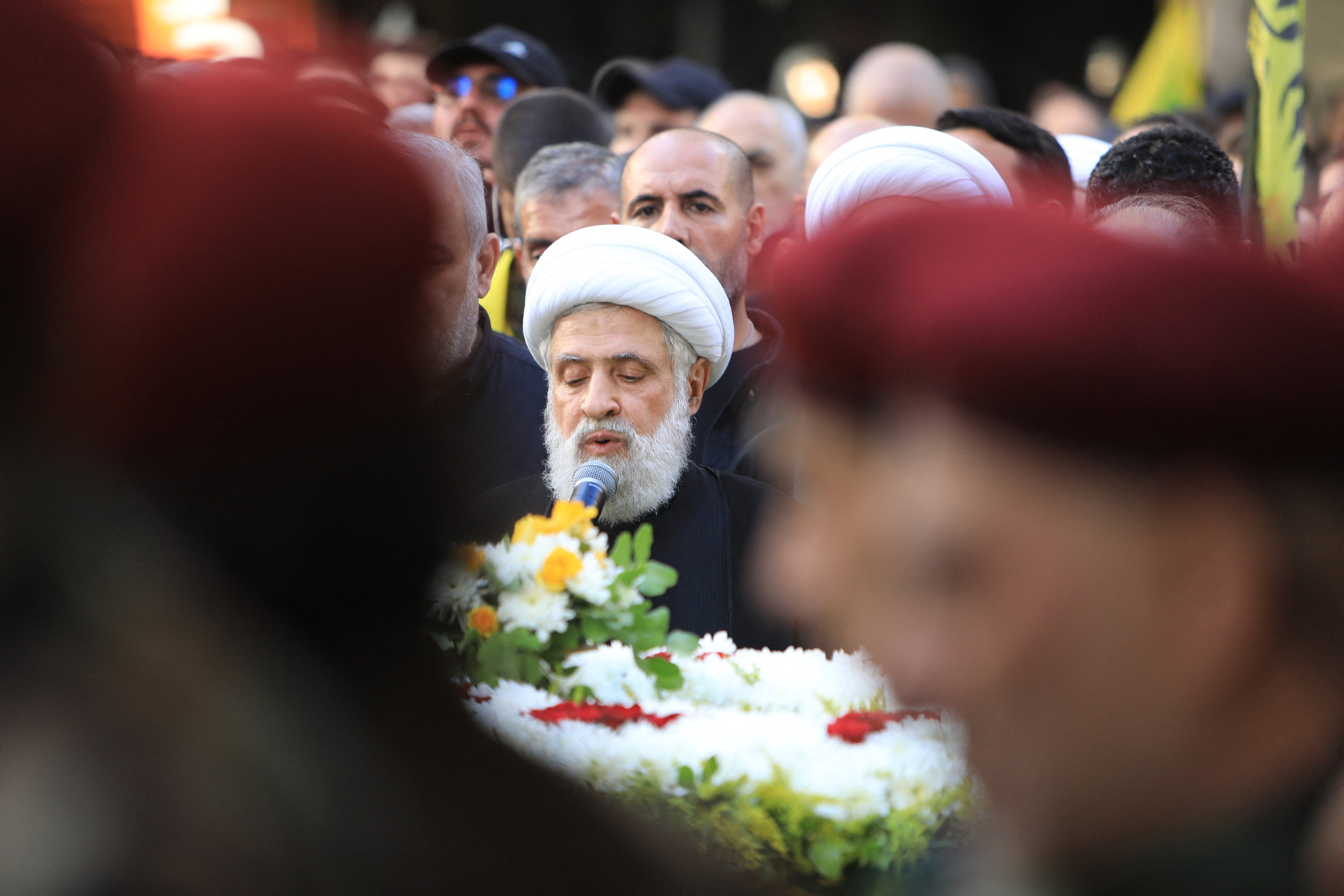 Naim Qassem, vice-secretário-geral do Hezbollah, discursa durante funeral de Ibrahim Aqil, líder do grupo, em Beirute, em 22 de setembro de 2024