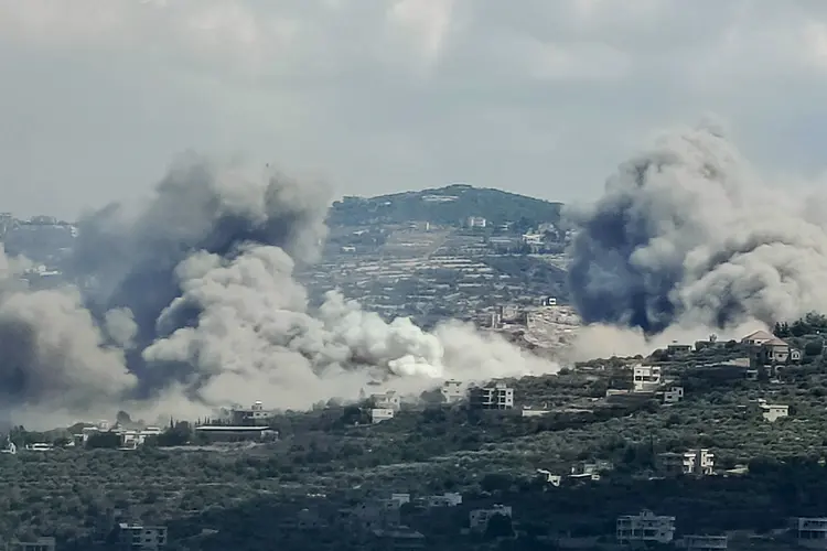 Ondas de fumaça saem do local de um ataque aéreo israelense na vila libanesa de Jibal el Botm, perto da fronteira Líbano-Israel, em 23 de setembro de 2024. Os militares israelenses, em 23 de setembro, disseram às pessoas no Líbano para se afastarem dos alvos do Hezbollah e prometeram para realizar ataques mais "extensos e precisos" contra o grupo apoiado pelo Irã (Kawnat HAJU/AFP)