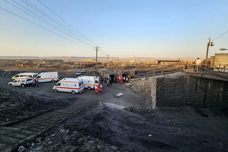 Explosão em mina no Irã: equipes de emergência resgatam vítimas após vazamento de gás (Red Crescent/AFP)