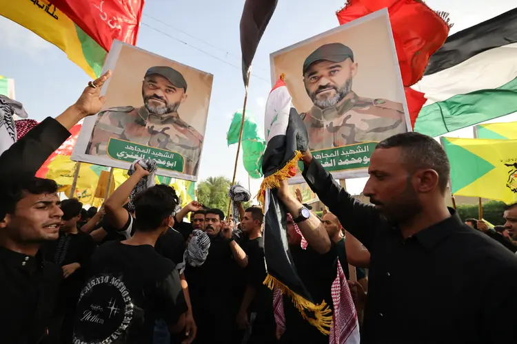 Iraquianos no funeral de líder do Hezbollah morto em um ataque atribuído a Israel pelo grupo
 (Ahmad Al-Rubaye/AFP)