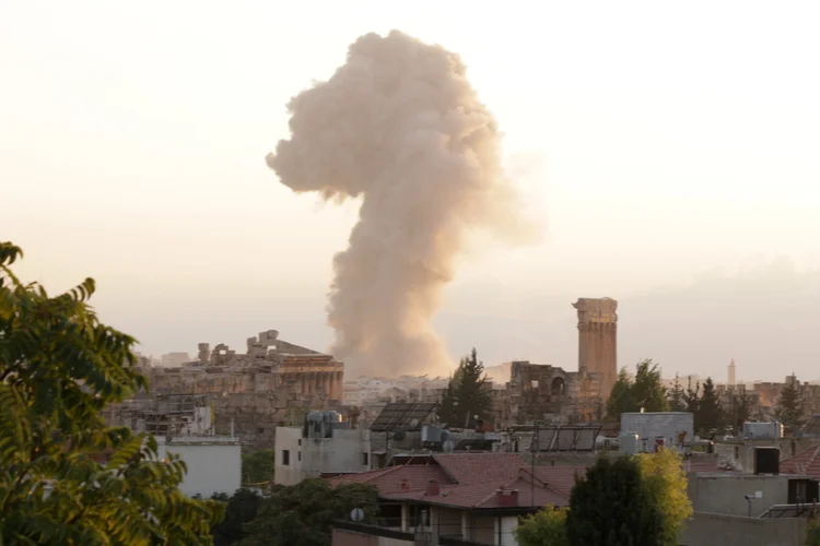 Fumaça após ataque de Israel no Vale do Bekaa, no Líbano, em 23 de setembro (Nidal Solh/AFP)