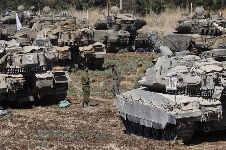 Blindados de Israel na Galiléia, norte do país (Jalaa Marey/AFP)