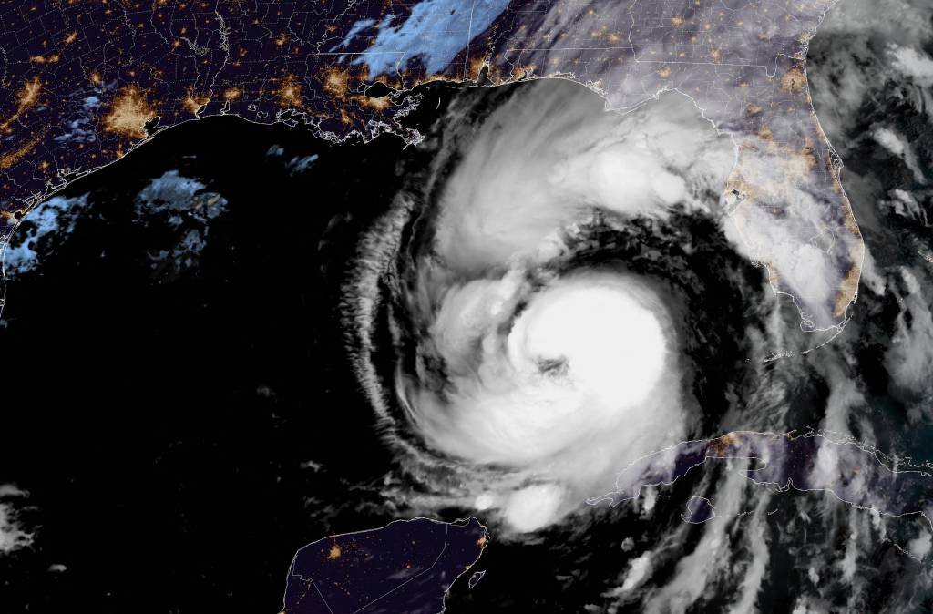 Americanos aguardam ajuda após passagem do furacão Helene