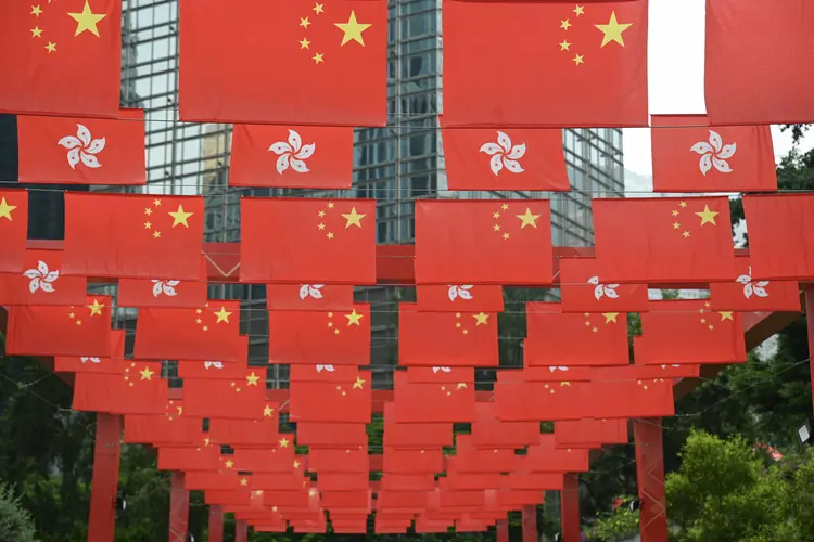 Bandeiras da China e Hong Kong exibidas juntas nesta segunda-feira ((Photo by Peter PARKS / AFP))