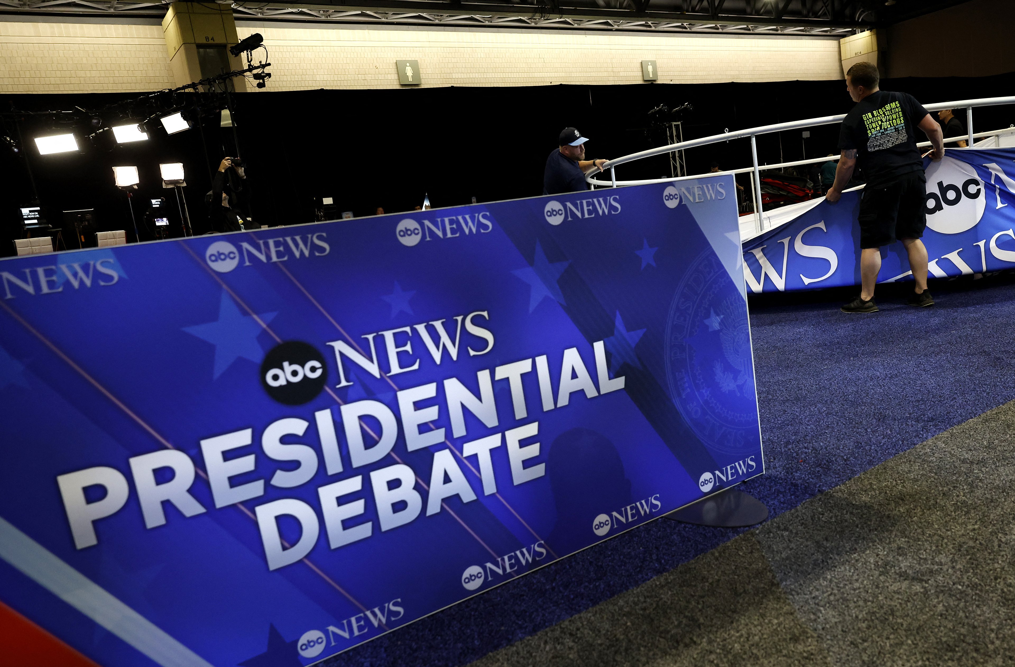 Cenário do debate sendo montado, na segunda, 9; programa será realizado em estúdio na Filadélfia