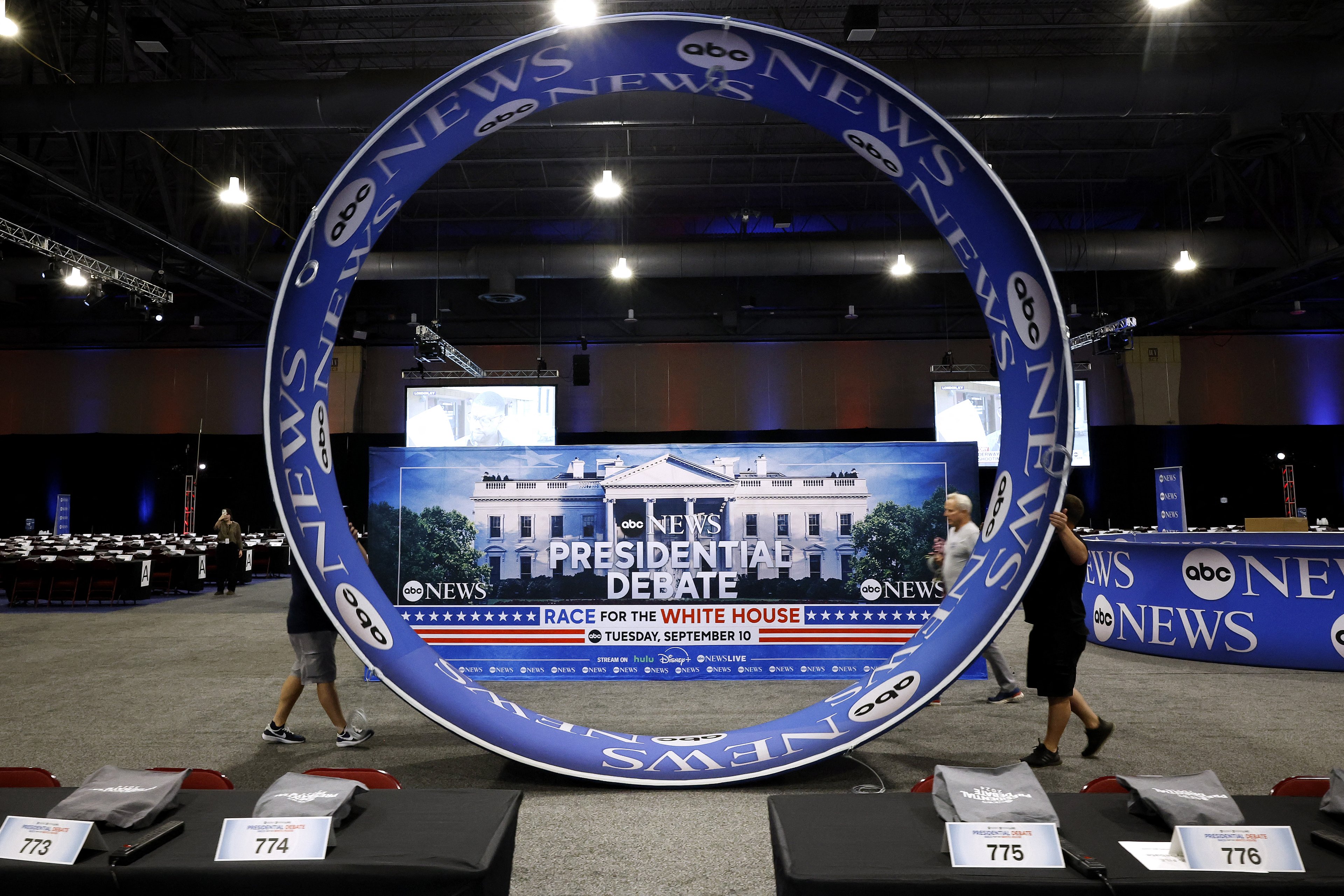 Cenário do debate sendo montado, na segunda, 9; programa será realizado em estúdio na Filadélfia