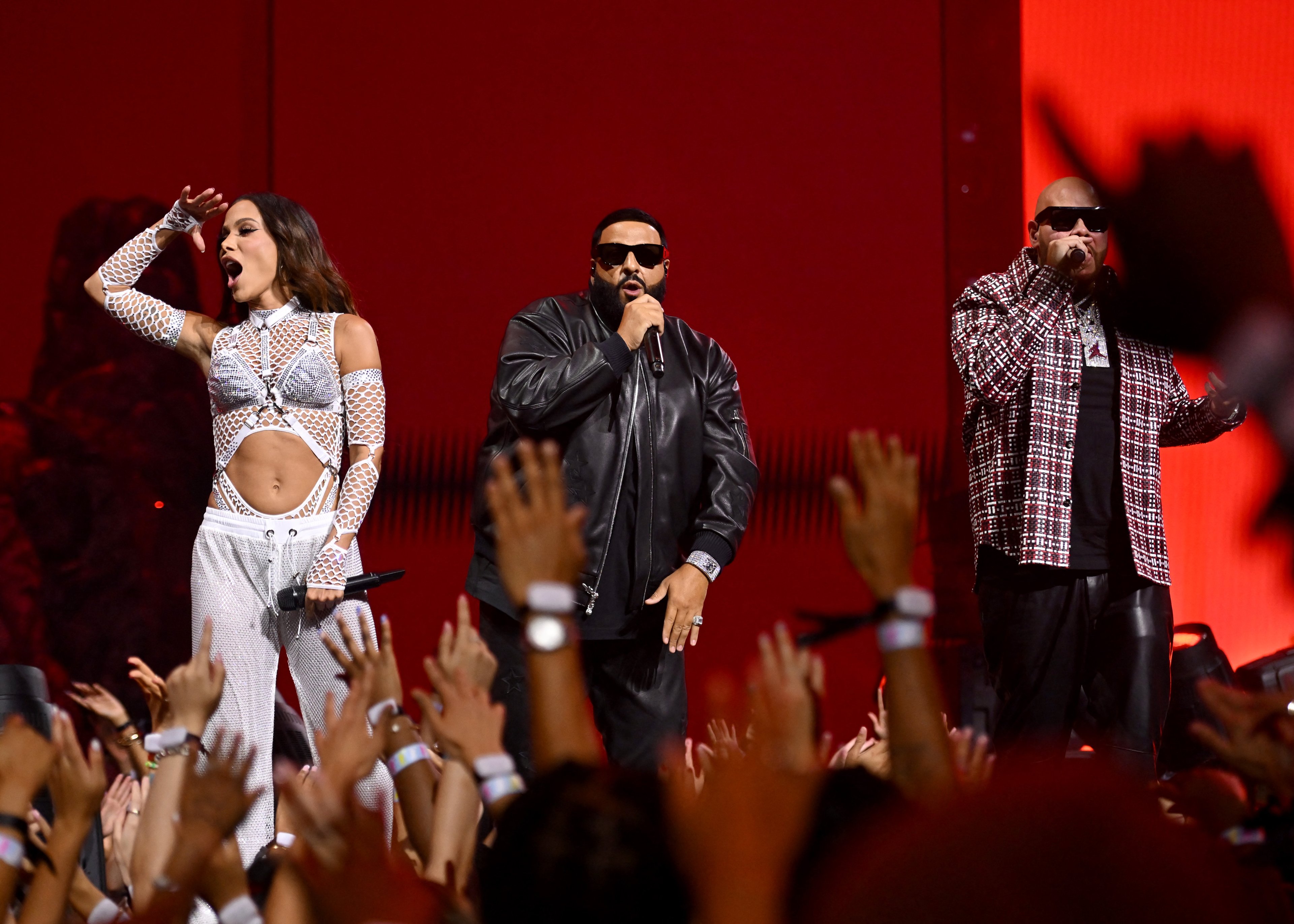 Anitta, DJ Khaled e Fat Joe se apresentam no palco durante o MTV Video Music Awards 2024 na UBS Arena em 11 de setembro de 2024, em Elmont, Nova York.