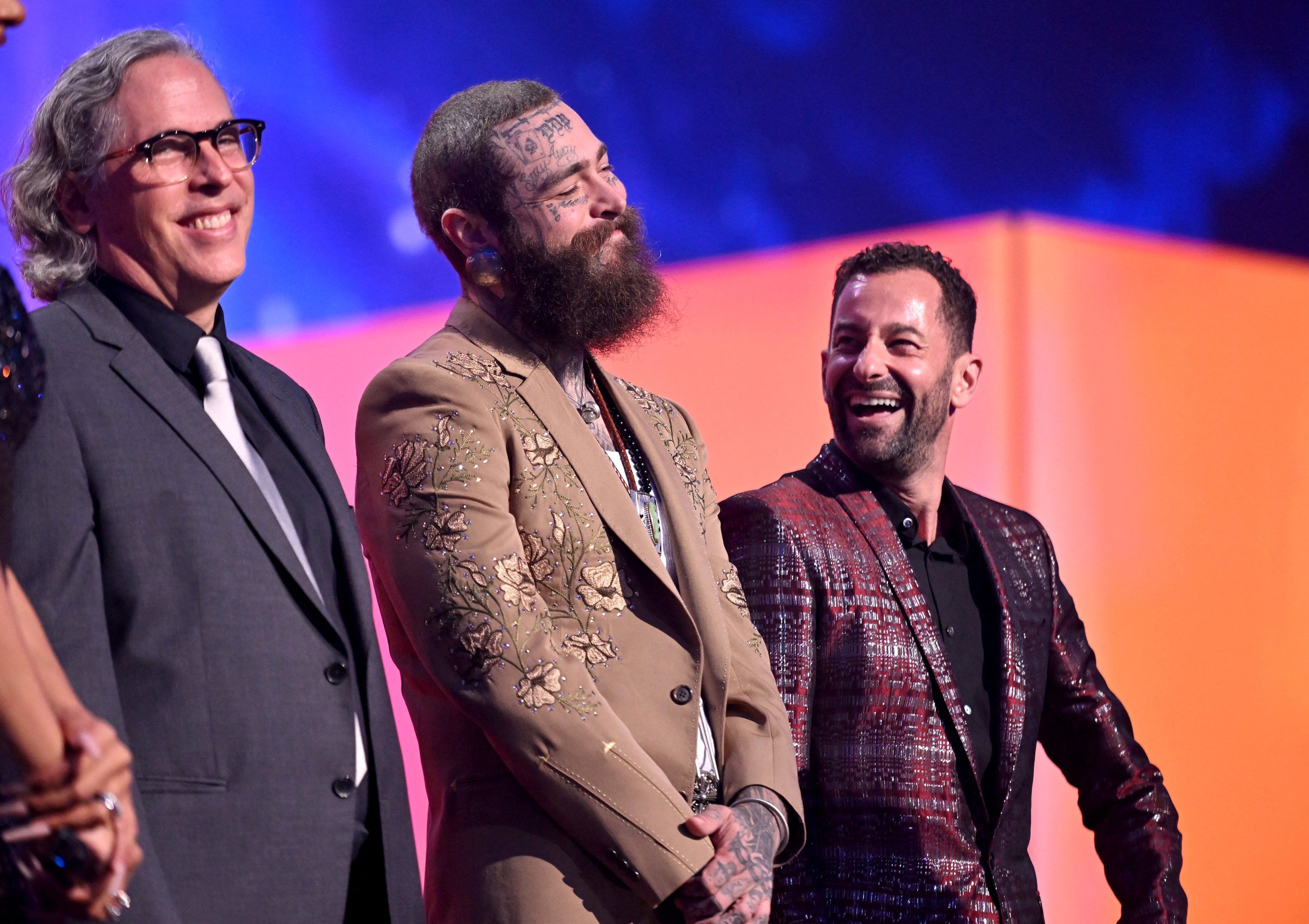 Rodrigo Prieto, Post Malone e Ethan Tobman são vistos no palco durante o MTV Video Music Awards 2024 na UBS Arena em 11 de setembro de 2024, em Elmont, Nova York.