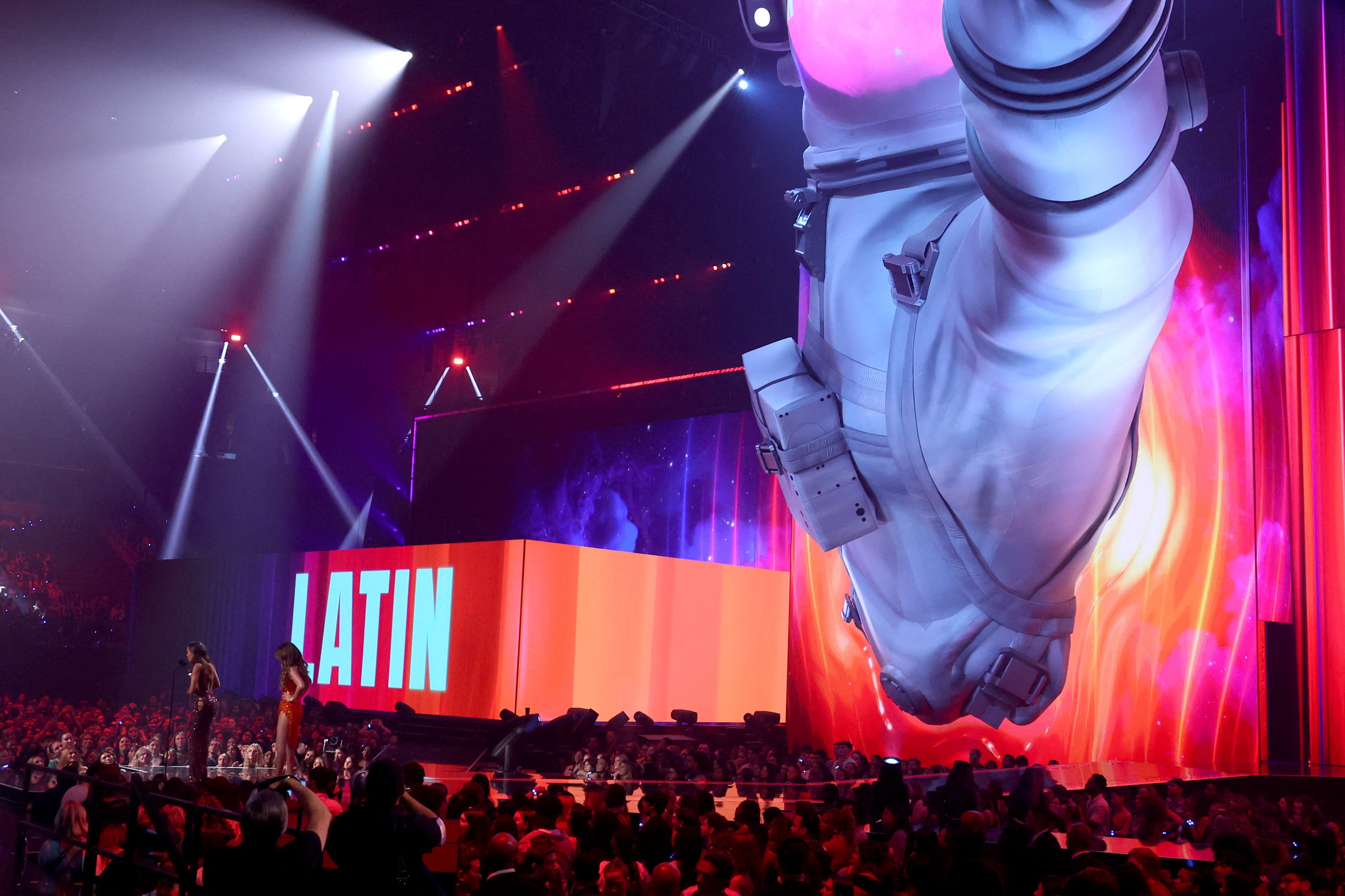 Anitta aceita o prêmio de Melhor Música Latina por Mil Veces das mãos de Thalía no MTV Video Music Awards 2024 na UBS Arena em 11 de setembro de 2024, em Elmont, Nova York.