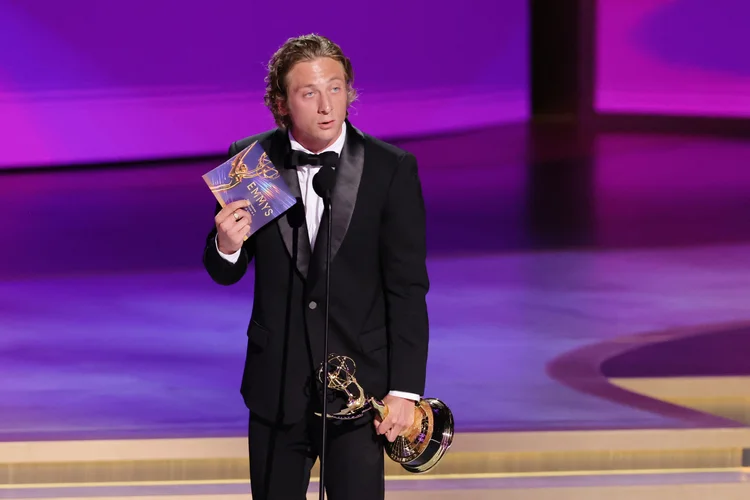 Jeremy Allen White, de "The Bear", ganha o prêmio de Melhor ator em série de comédia ( Kevin Winter/Getty Images/AFP)