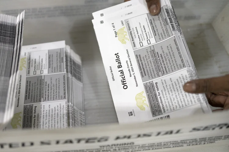 Cédulas para votação pelo correio em Nevada County (Rebecca Noble/AFP)