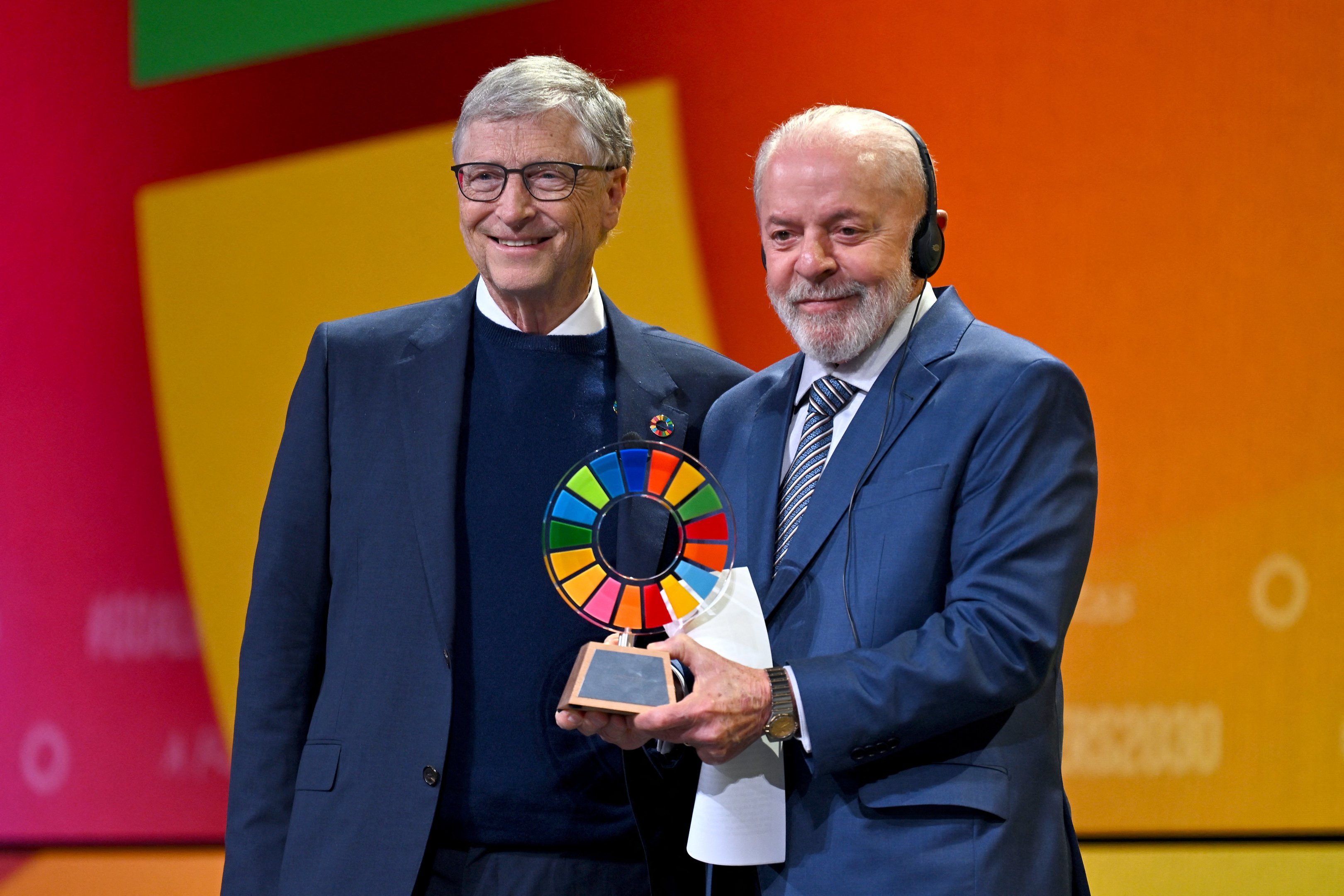 NEW YORK, NEW YORK - SEPTEMBER 23: As world leaders gather in New York for the UN General Assembly, (L-R) Bill Gates and Luiz Inácio Lula da Silva speak on stage during the annual Goalkeepers NYC event, hosted by the Bill &amp; Melinda Gates Foundation, at Jazz at Lincoln Center in New York City, September 23, 2024. The event is a catalyst for action linked to the UN's 17 Sustainable Goals, bringing together leaders and changemakers from around the world to make progress towards ending poverty, fighting inequality, and stopping climate change by 2030.   Roy Rochlin/Getty Images/AFP (Photo by Roy Rochlin / GETTY IMAGES NORTH AMERICA / Getty Images via AFP)