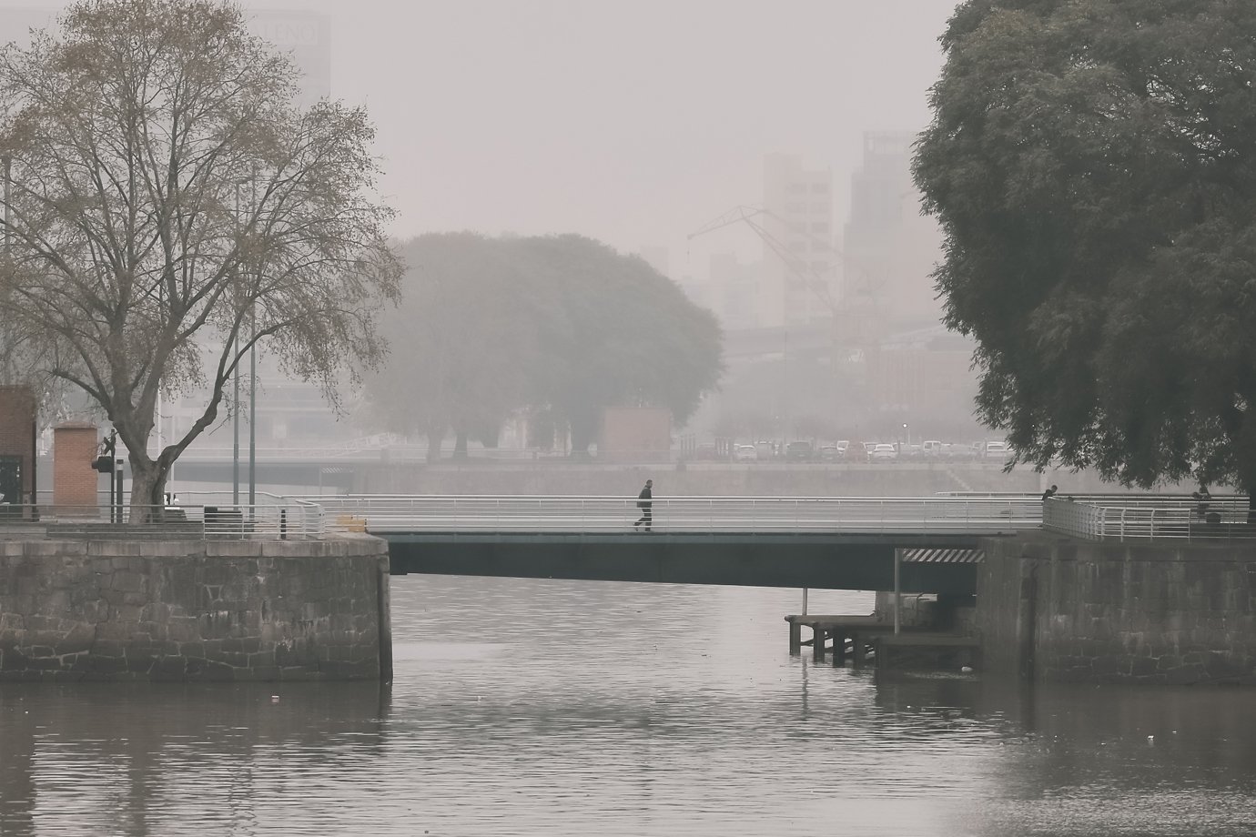 AME7723. BUENOS AIRES (ARGENTINA), 10/09/2024.- Uma pessoa atravessa uma ponte em meio a uma camada de fumaça nesta terça-feira, na cidade de Buenos Aires (Argentina). O céu da Argentina, como o de outros países da região, está coberto de fumaça devido aos incêndios florestais que afetam principalmente a Amazônia oriental e norte da Bolívia