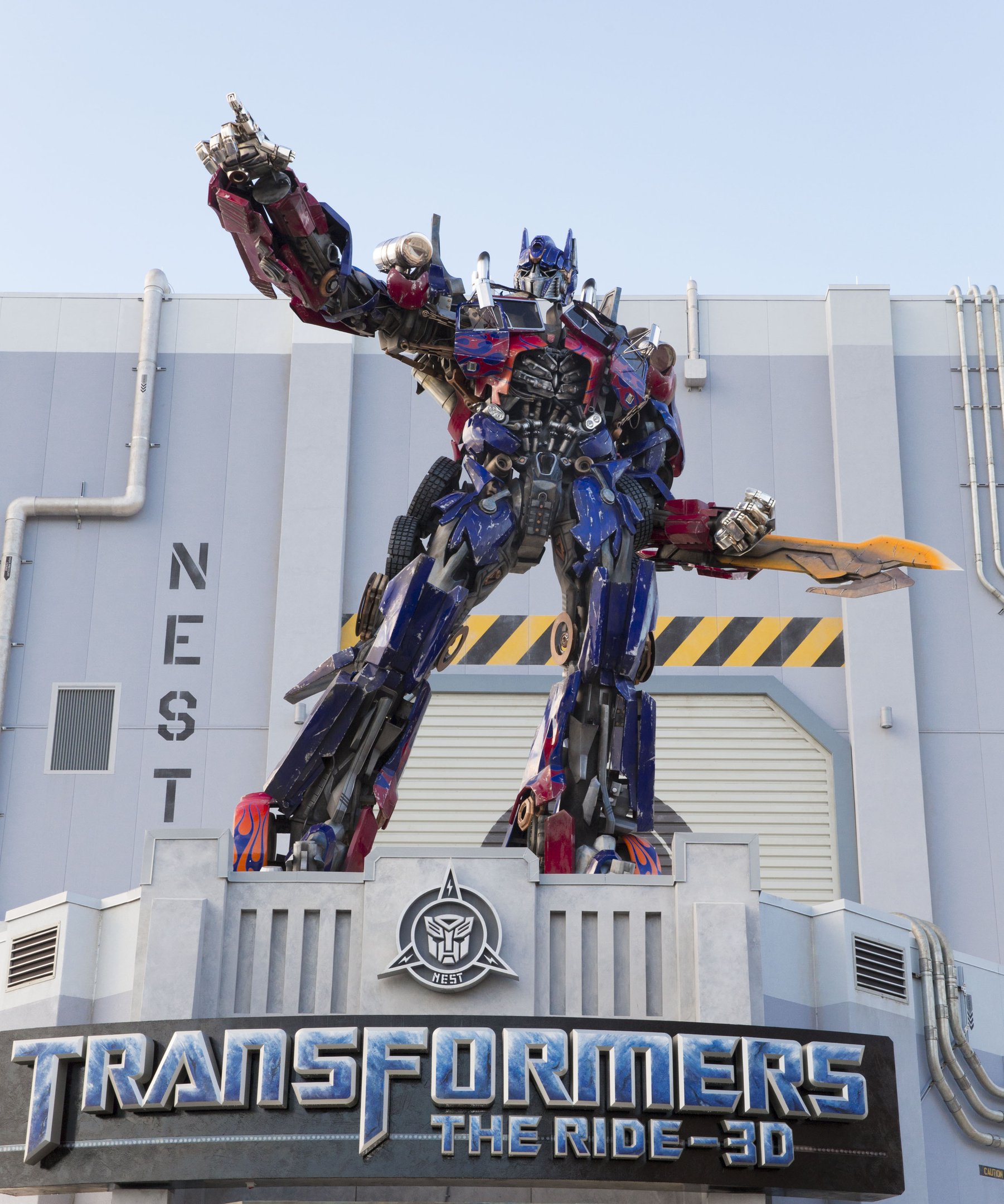 Optimus Prime is ready for battle – towering above the entrance to Universal Orlando Resort’s highly-anticipated, blockbuster attraction, TRANSFORMERS: The Ride – 3D. The addition of the authentically-sized leader of the Autobots Thursday morning, May 30, 2013 is one of the finishing touches to the attraction. Optimus Prime stands guard at 28 feet tall and nearly nine tons, beckoning recruits to join the resistance against the invading Decepticons. The mind-blowing, action-packed thrill ride, which was constructed in record time, officially opens June 20 at Universal Studios Florida.