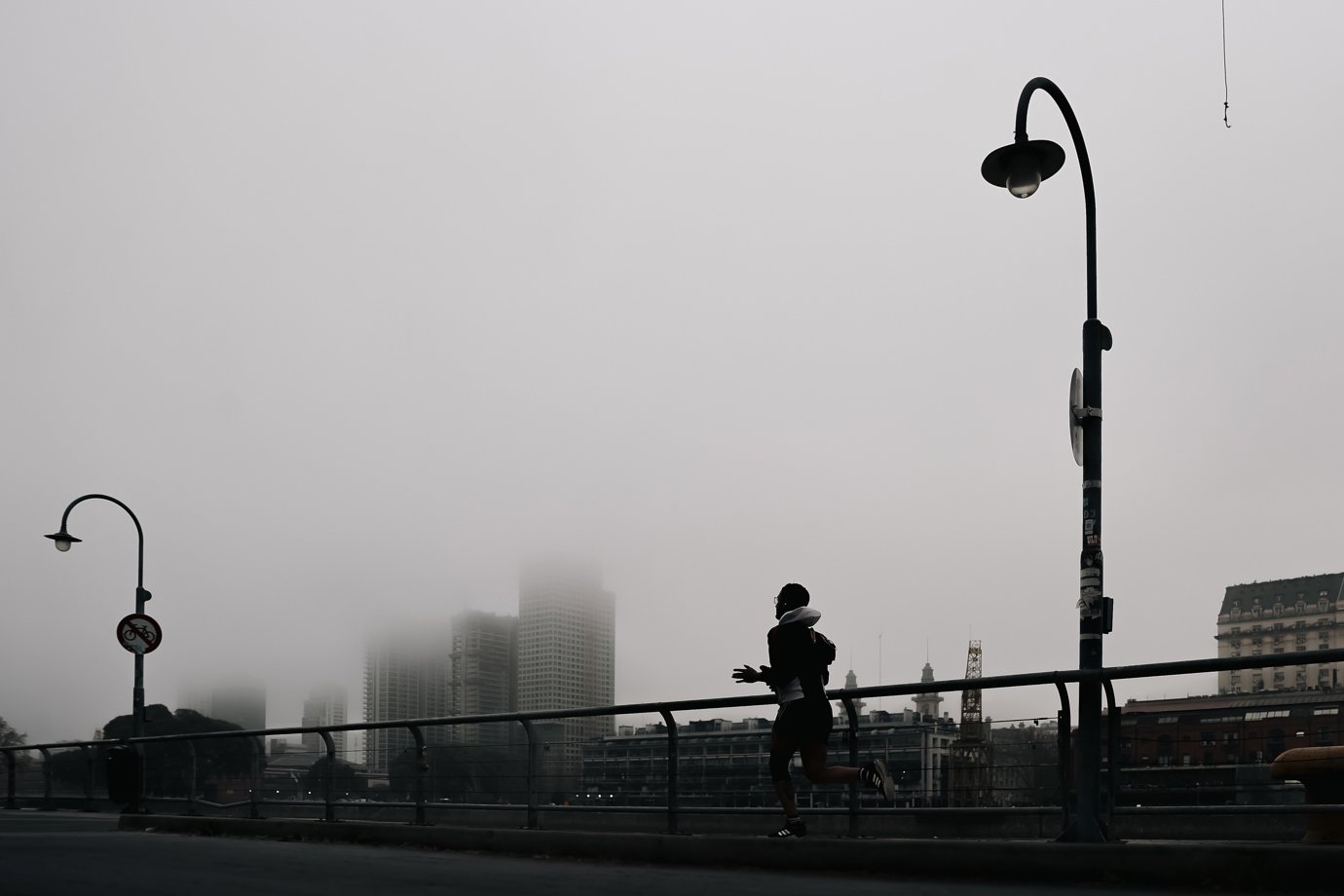 Uma pessoa corre em frente a uma camada de fumaça nesta terça-feira, na cidade de Buenos Aires (Argentina). O céu da Argentina, como o de outros países da região, está coberto de fumaça devido aos incêndios florestais que afetam principalmente a Amazônia oriental e norte da Bolívia