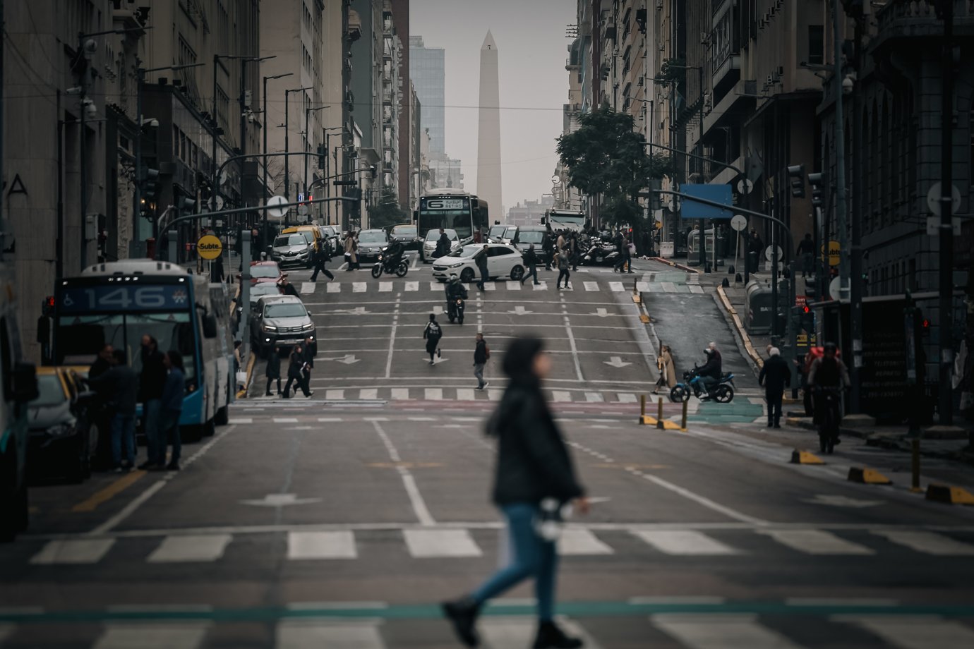 Pessoas caminham em frente a uma camada de fumaça nesta terça-feira, na cidade de Buenos Aires (Argentina). O céu da Argentina, como o de outros países da região, está coberto de fumaça devido aos incêndios florestais que afetam principalmente a Amazônia oriental e norte da Bolívia