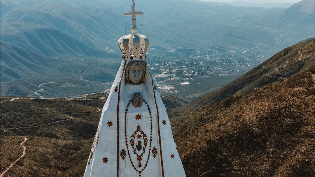 Veja imagens da estátua da Virgem Maria maior que o Cristo Redentor na Argentina