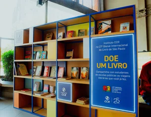 Durante Bienal do Livro, Instituto CCR doou 180 livros e promoveu bate-papo com Chico Felitti 