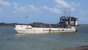 Imagem referente à matéria: Cinco tripulantes estão desaparecidos após naufrágio de navio em Pernambuco; Marinha realiza buscas