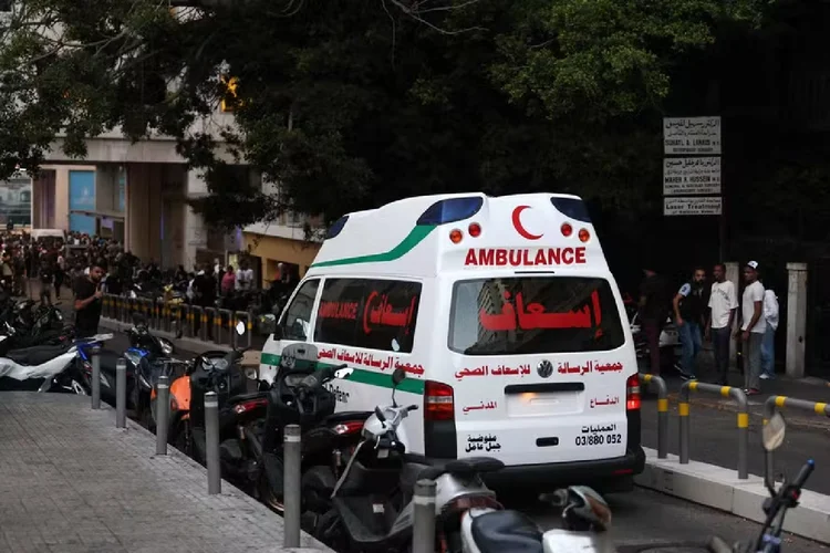 Ambulância com vítima de explosão de pager chega a hospital em Beirute, no Líbano (ANWAR AMRO/AFP)