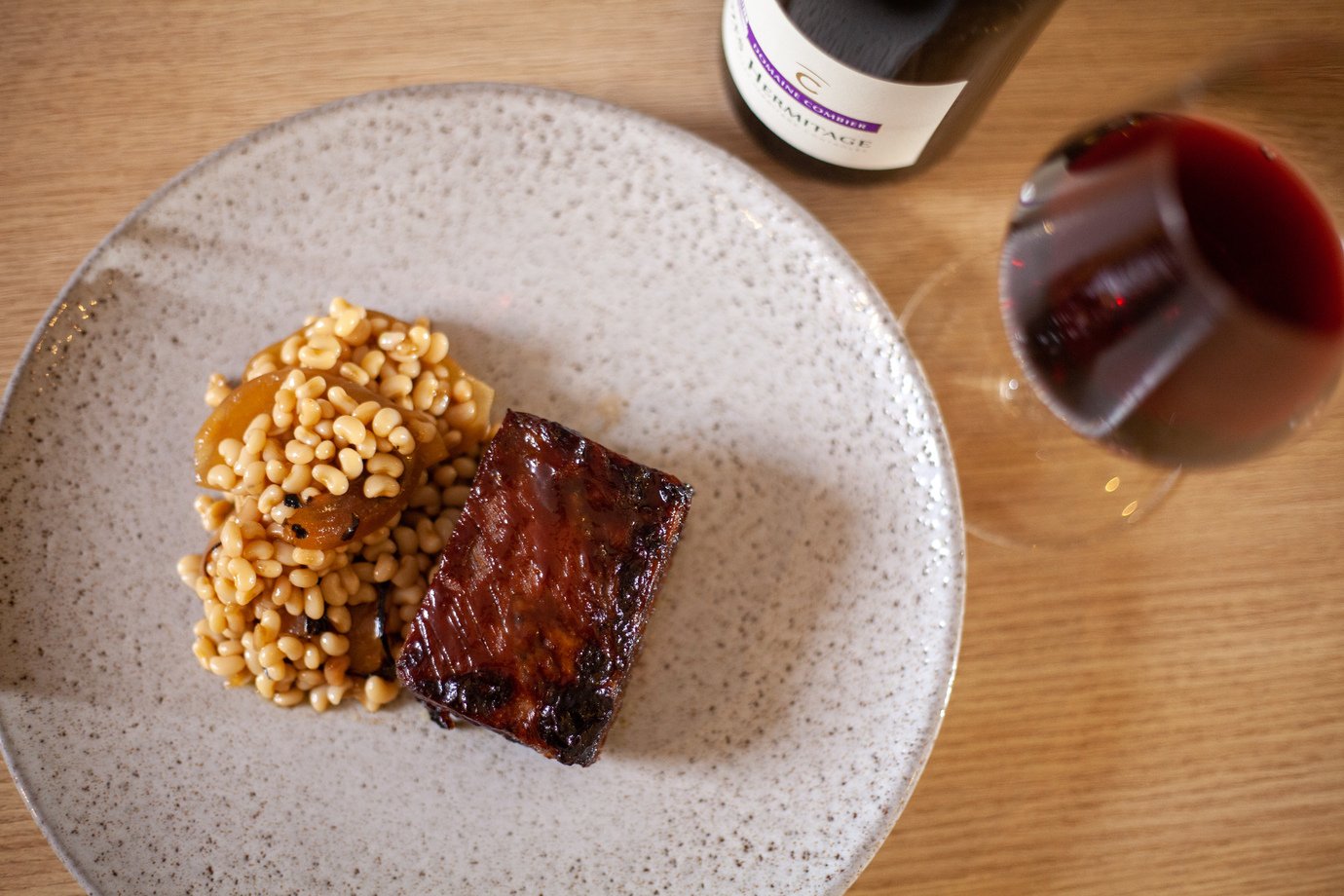 Cellar Cave: Costela bovina com salada de feijão.