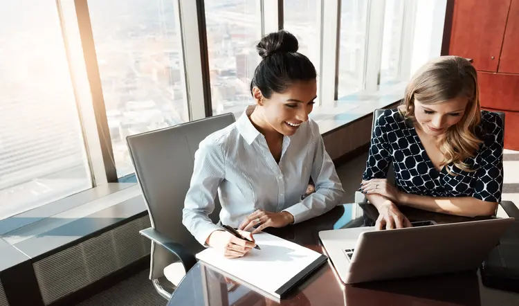 Shot of two businesswomen working together on a laptop in an office (XX/Divulgação)