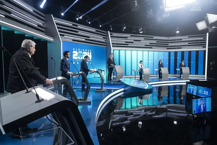 Record implementou um forte esquema de segurança, com detector de metais e revista para jornalistas e equipes dos candidatos por conta dos acontecimentos em outros eventos (Edu Moraes/Record/Divulgação)