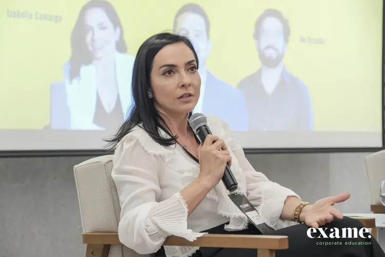 Izabella Camargo, jornalista - "O letramento, o espaço de fala e a naturalização do tema favorecem a prevenção e evitam chamadas emergenciais, como um caso de burnout".