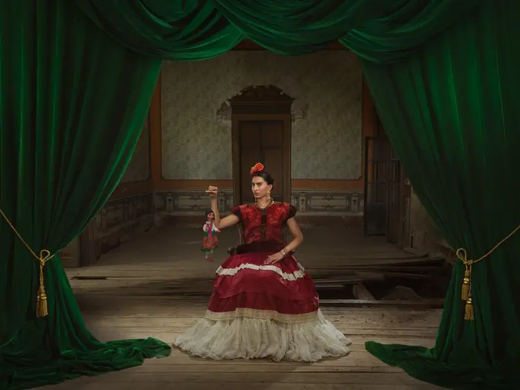 Imagens homenageiam a artista Frida Kahlo recriando e reimaginando momentos     (Julia Fullerton-Baten/Divulgação)