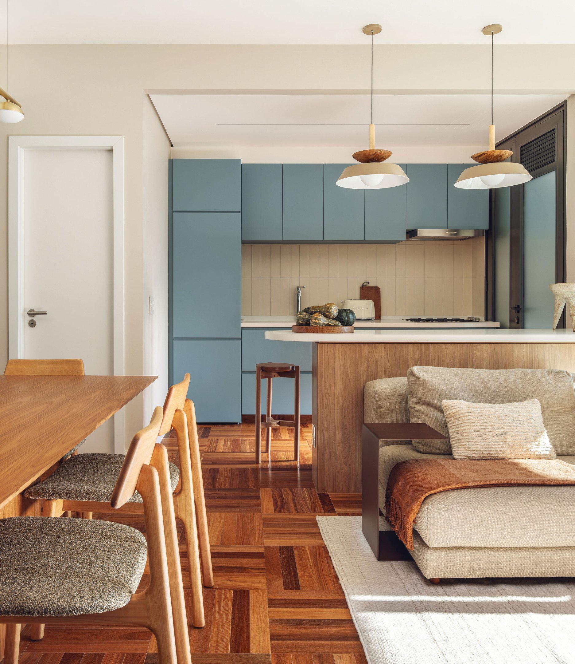 Cozinhas abertas: como embutir a geladeira para uma decoração minimalista