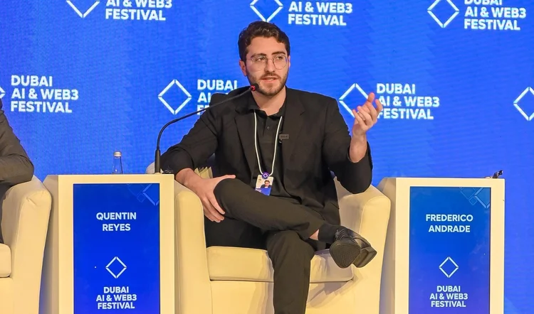 Frederico Andrade no palco do Dubai AI & Web3 Festival: executivo participou de um painel sobre como extrair valor dos dados a partir da IA (Indigo Hive/Divulgação)