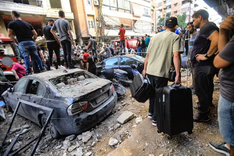 Moradores se reúnem diante de prédio atacado em bombardeio israelense em Beirute (Divulgação/AFP)