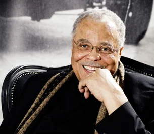 Morre James Earl Jones, voz do Darth Vader, aos 93 anos