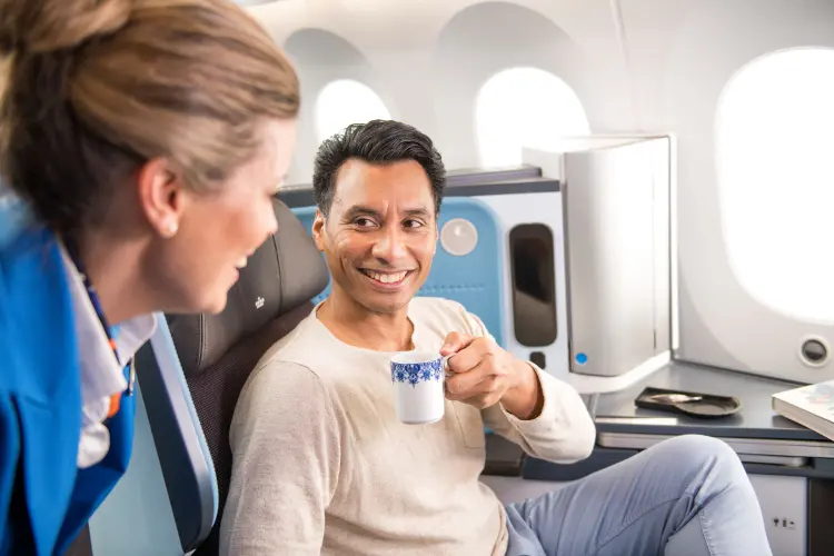 Café servido nas alturas: conheça as opções de café nas companhias aéreas (Divulgação/Divulgação)