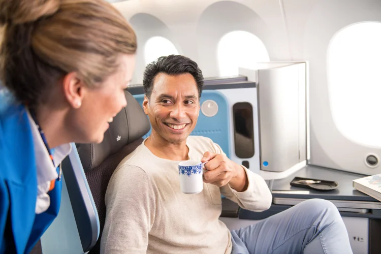 Café servido nas alturas: conheça as opções de café nas companhias aéreas (Divulgação/Divulgação)