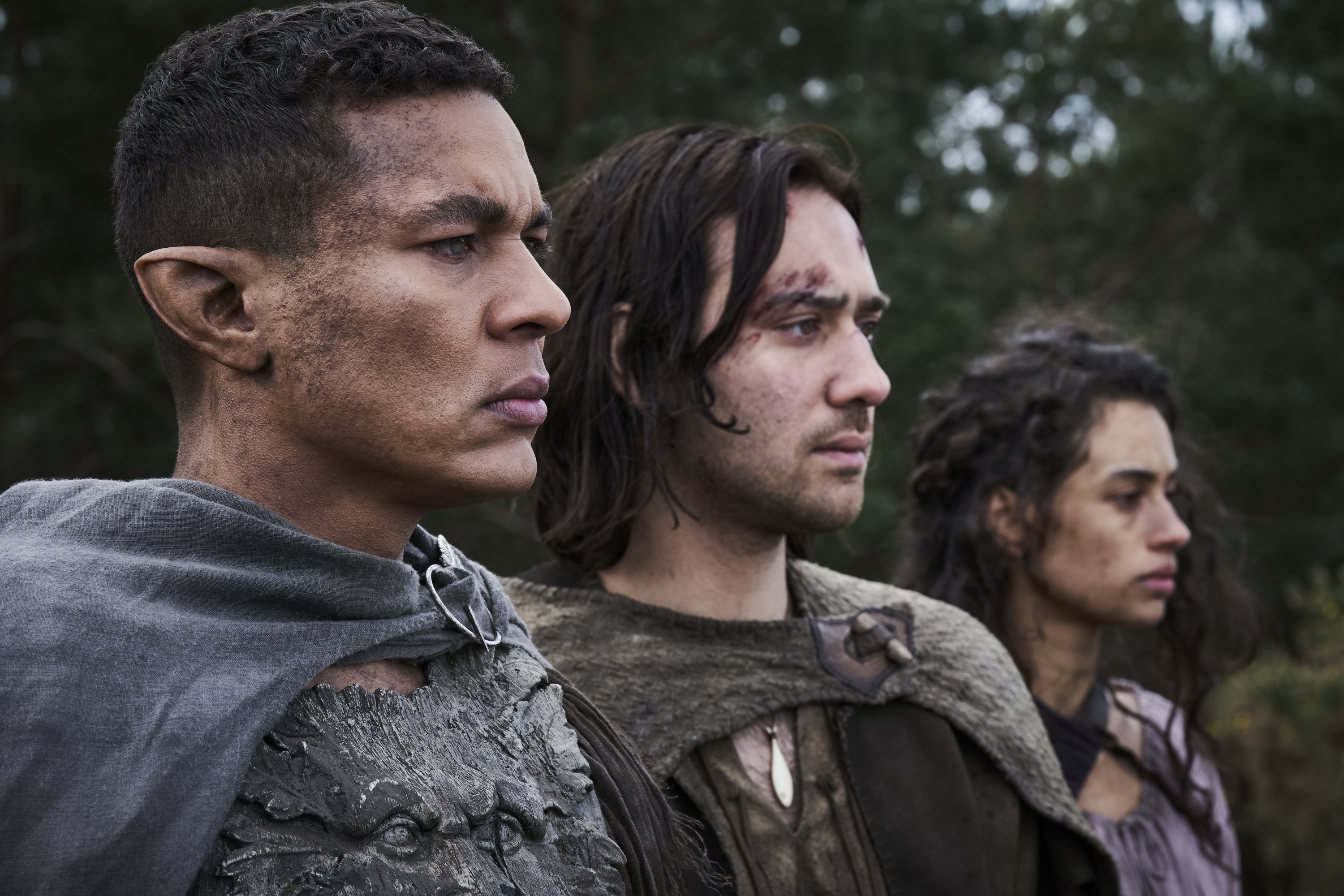 Ismael Cruz Córdova como Arondir; Maxim Baldry como Isildur; Nia Towle como Estrid