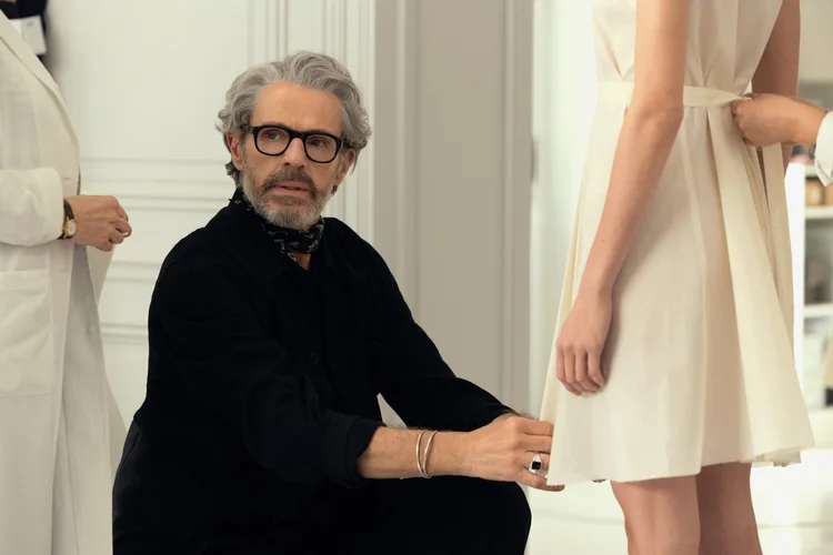 Lambert Wilson em A Casa de Moda, disponível na Apple TV+. (Apple TV+/Divulgação)