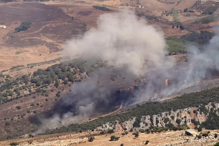 Ataque aéreo israelense em al-Mahmoudiye, no sul do Líbano (RABIH DAHER/AFP)