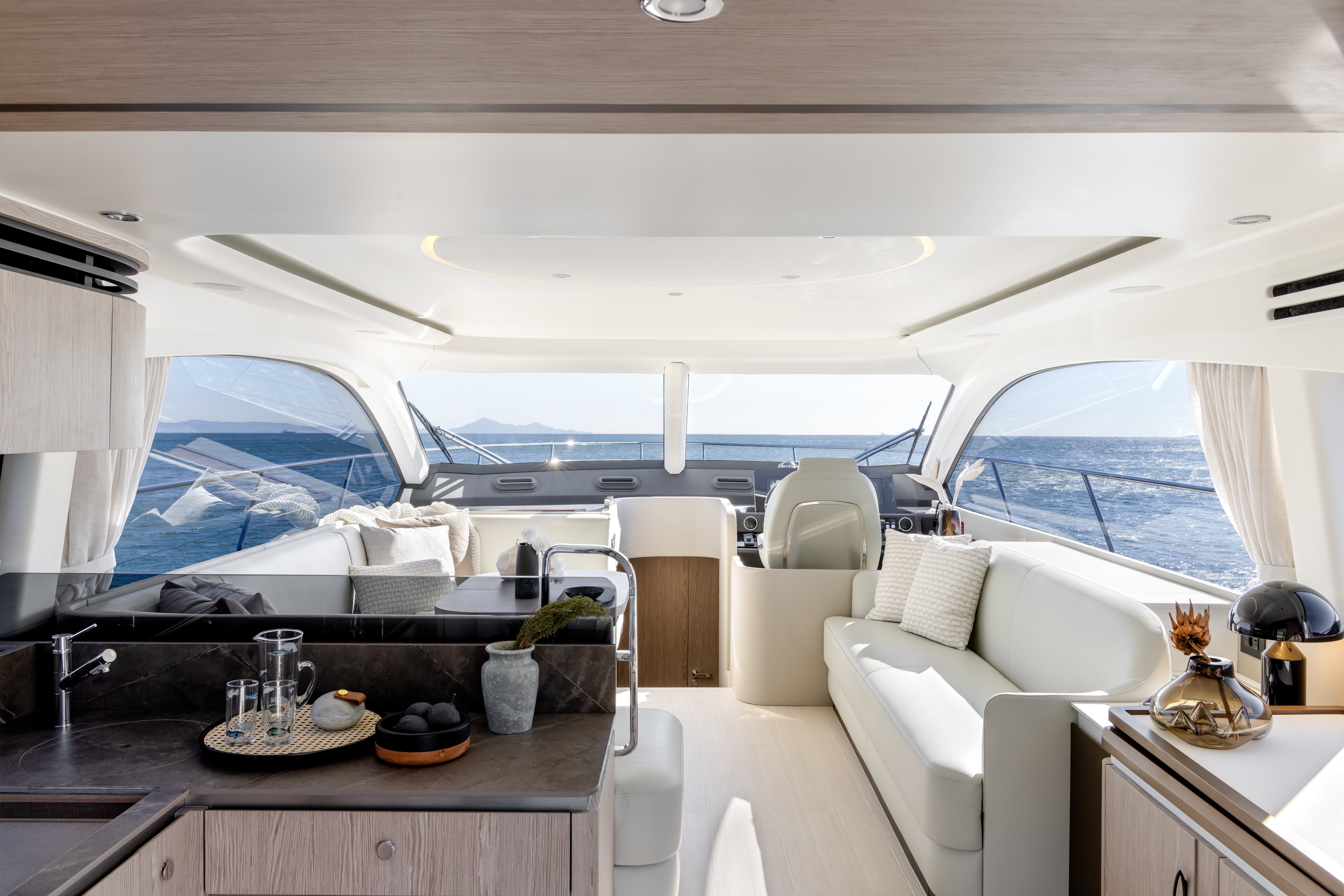 Interior do Azimut Fly 56