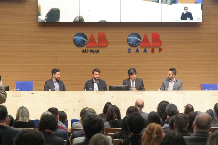 Debate sobre IA na OAB: Ronaldo Lemos, cofundador e cientista chefe do ITS; Rafael Costa, CEO do JusBrasil; Leonardo Sica, vice-presidente da OAB-SP; e Matheus Goyas, CEO da Trybe (Trybe/Divulgação)