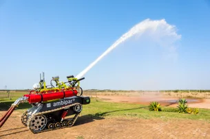 Robô bombeiro desenvolvido por empresa brasileira combate incêndios florestais