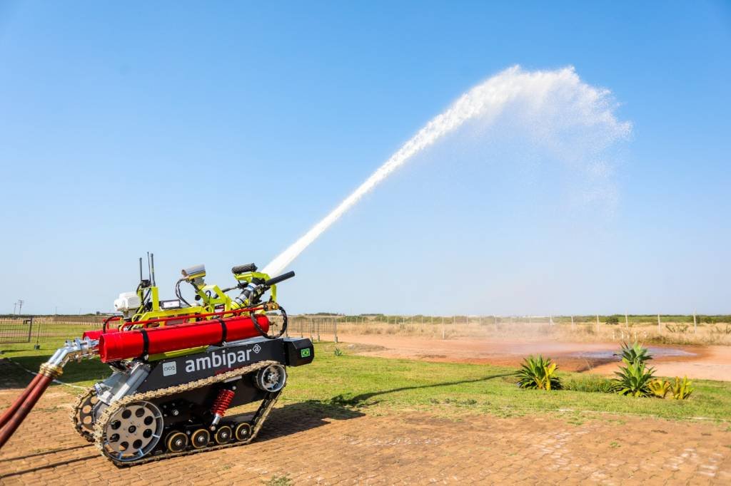 Robô bombeiro desenvolvido por empresa brasileira combate incêndios florestais