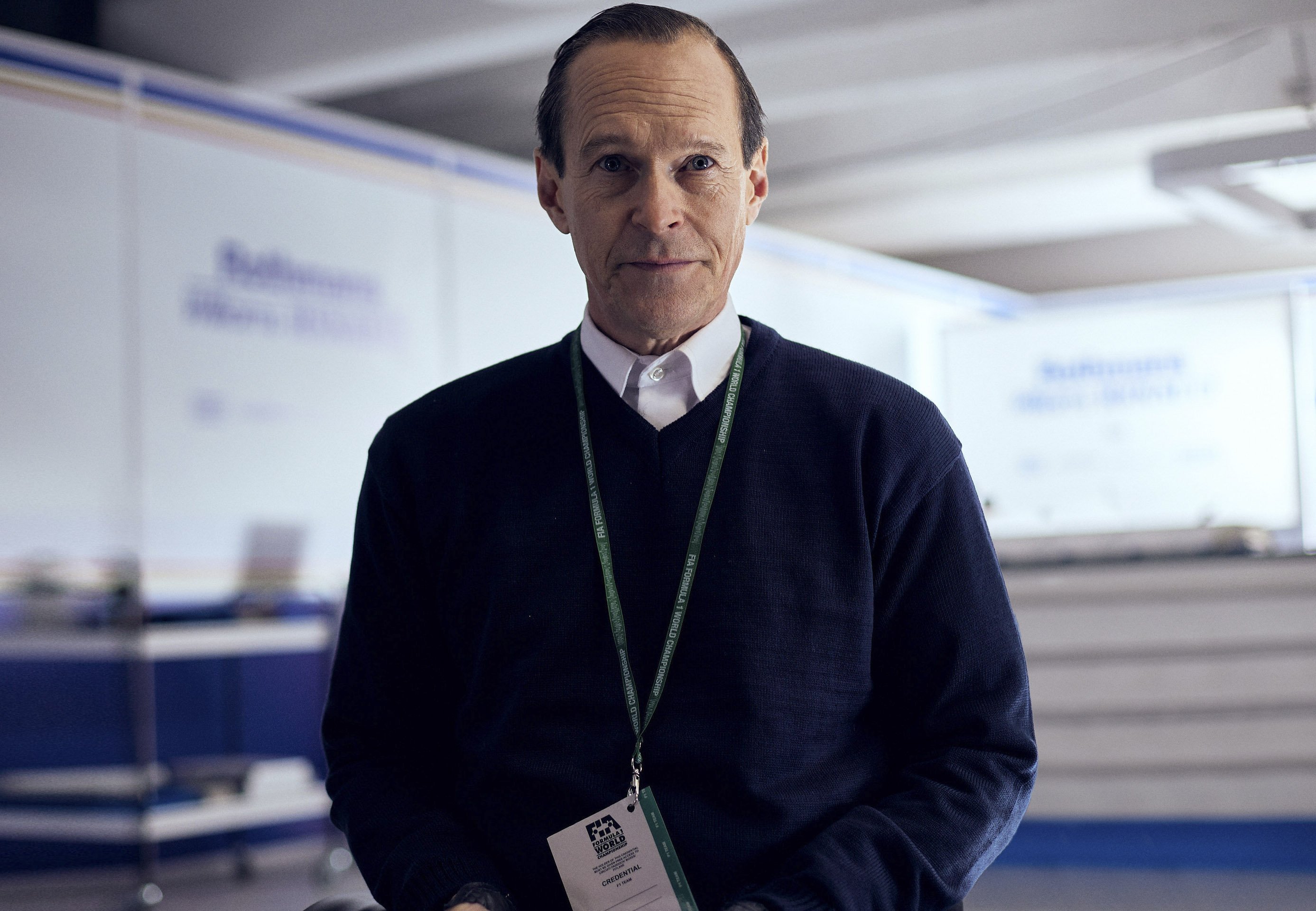 Steven Mackintosh como Frank Williams em Senna.