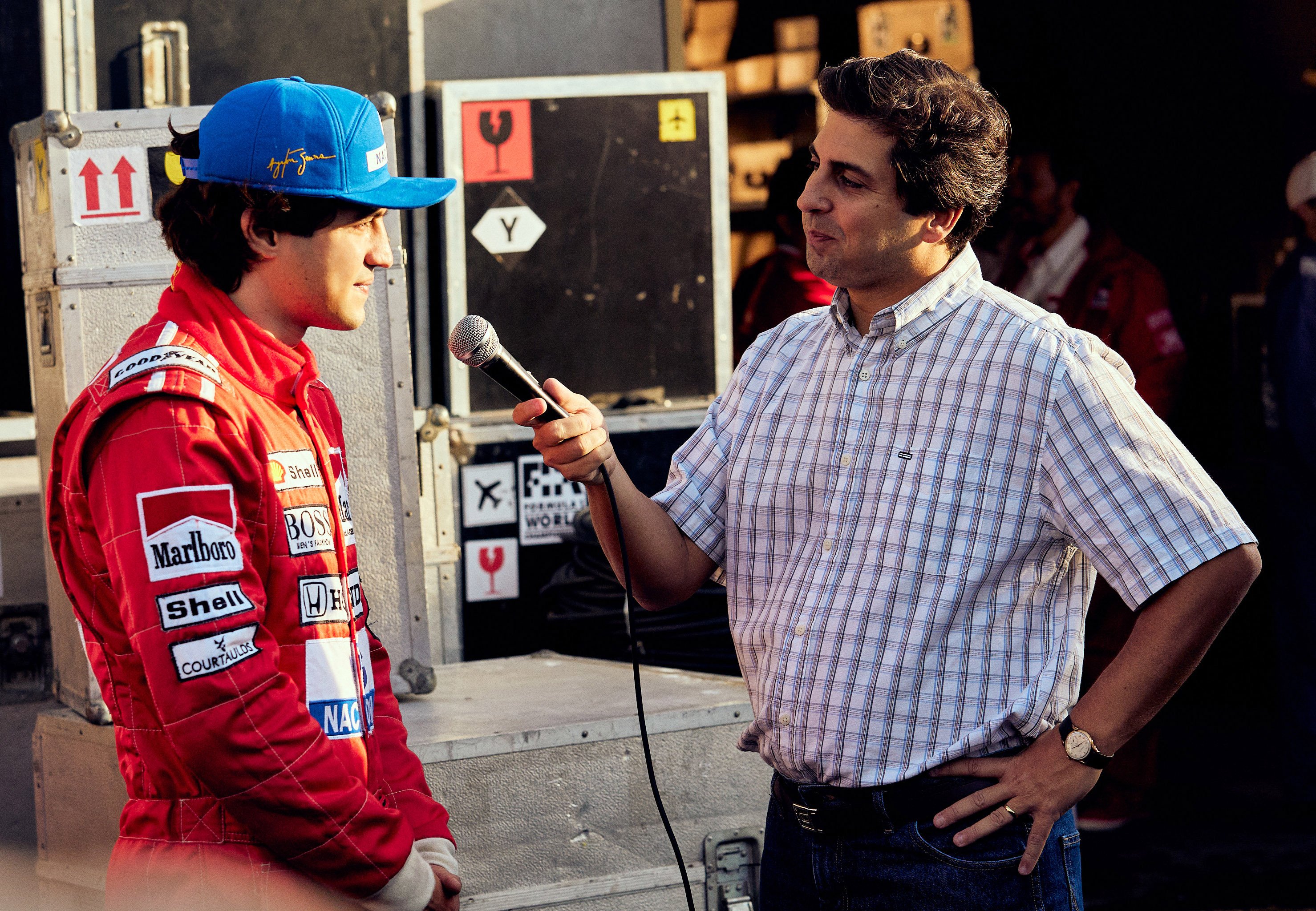 Gabriel Leone como Ayrton Senna, Gabriel Louchard como Galvão Bueno em Senna.