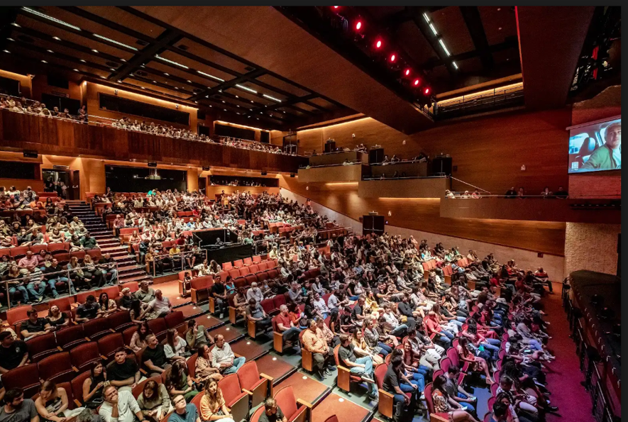 Grupo de dança da China lota teatro em São Paulo na celebração do Ano Novo Chinês