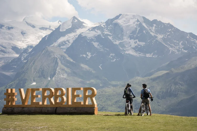 Passeios de bicicleta na vila de Verbier, na Suíça. (Divulgação/Divulgação)
